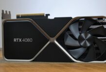 La Nvidia GeForce RTX 4080 sobre una mesa de madera, delante de una pared blanca