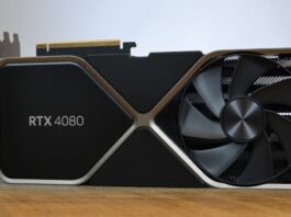 La Nvidia GeForce RTX 4080 sobre una mesa de madera, delante de una pared blanca