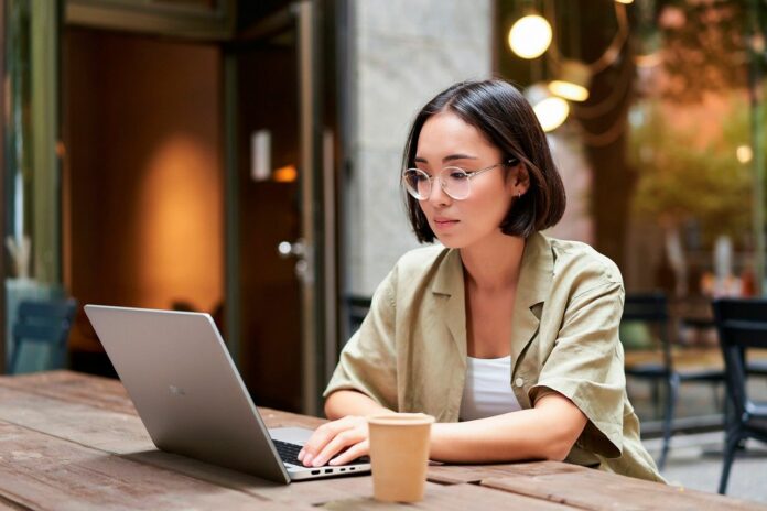 Lady using Dell Pro AI laptop