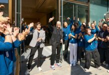 Apple is reportedly preparing to replace Tim Cook next year Apple is reportedly preparing to replace Tim Cook next year