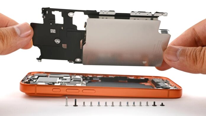 Screwed in battery on iPhone 17 Pro