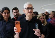US labor board drops allegation that Apple CEO violated worker rights US labor board drops allegation that Apple CEO violated employee rights