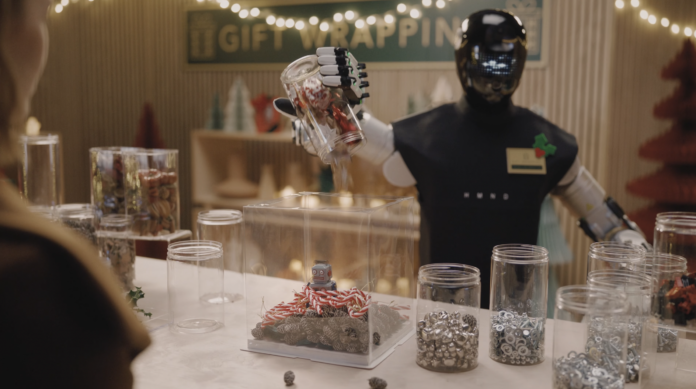 This gift wrapping robot is really interesting.
