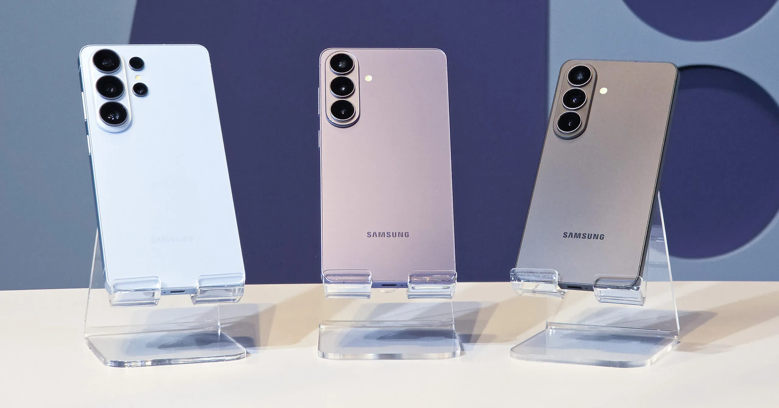 Samsung Galaxy S26 Ultra in use showing Galaxy AI interface on Snapdragon 8 Elite Gen 5 for Galaxy