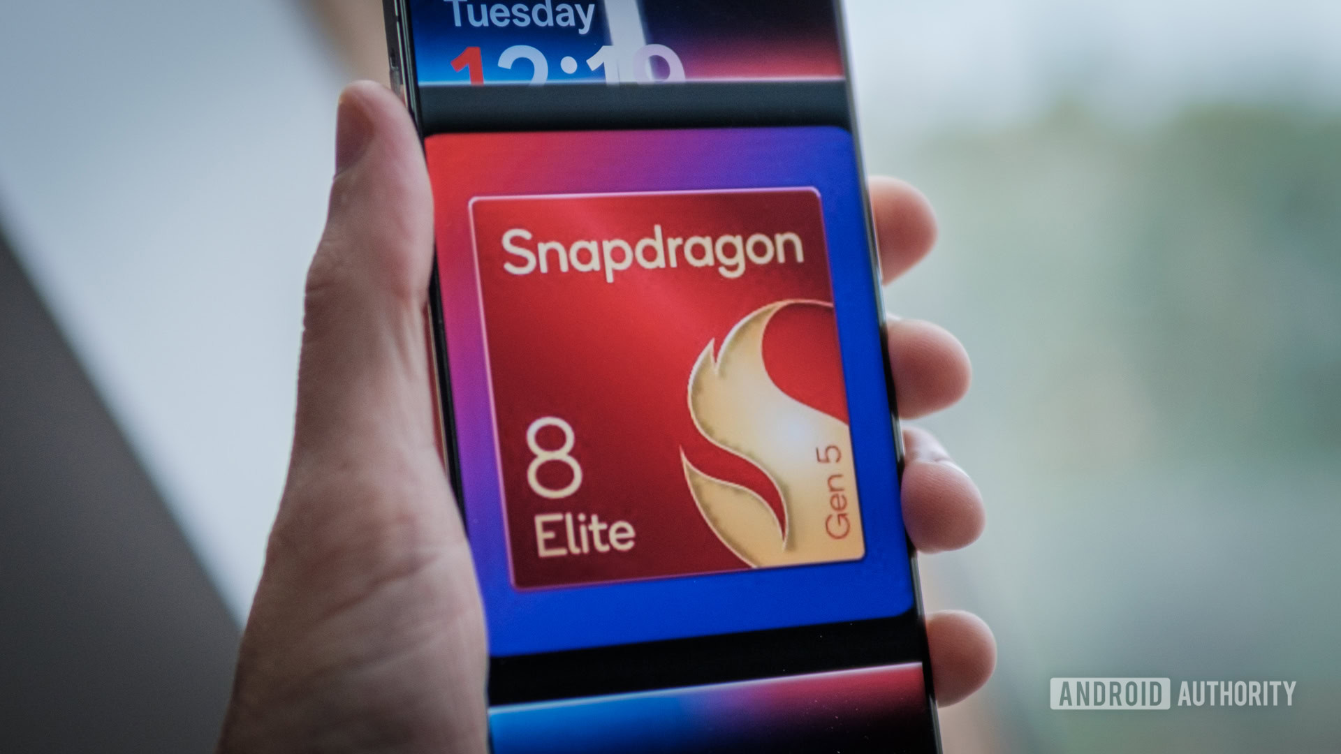 Person holding phone displaying Snapdragon 8 Elite Gen 5 GPU and platform branding at Qualcomm Snapdragon Summit 2025