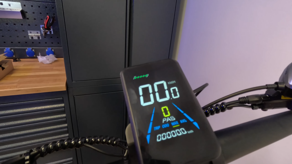 Engwe E26 LCD colour display showing speed battery segments and PAS level on handlebar
