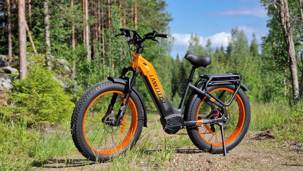 Lankeleisi MG600 Plus fat tires on gravel track showing terrain performance