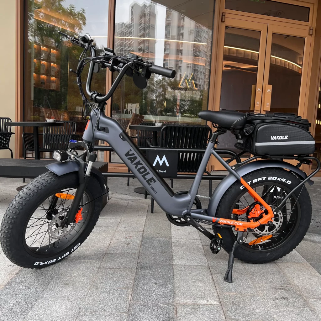 Vakole SG20 utility e-bike in urban commuting scenario with rear rack loaded